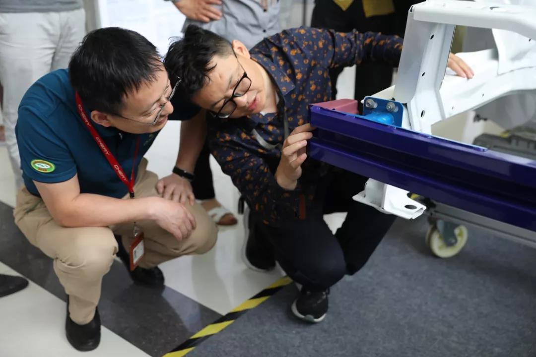 寶鋼汽車板技術(shù)秀暨聯(lián)合實驗室揭牌——走進(jìn)奇瑞汽車8.jpg 寶鋼汽車板技術(shù)秀暨聯(lián)合實驗室揭牌——走進(jìn)奇瑞汽車8.jpg