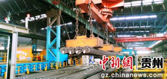 圖為焊好的標(biāo)牌被行車(chē)吊走裝車(chē)。